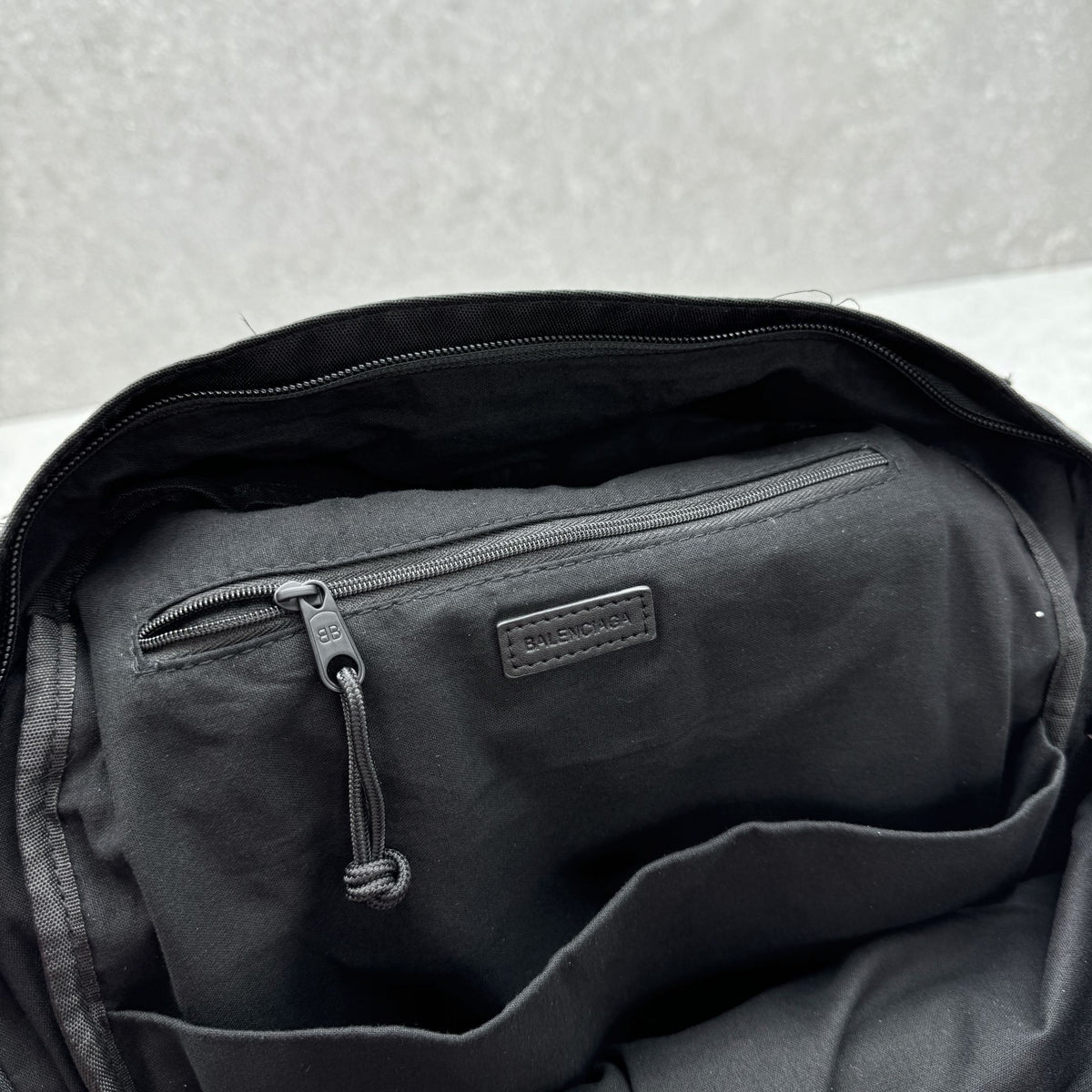 Balenciaga 92456SIZE Black & Red Designer Handbag - detail image 7