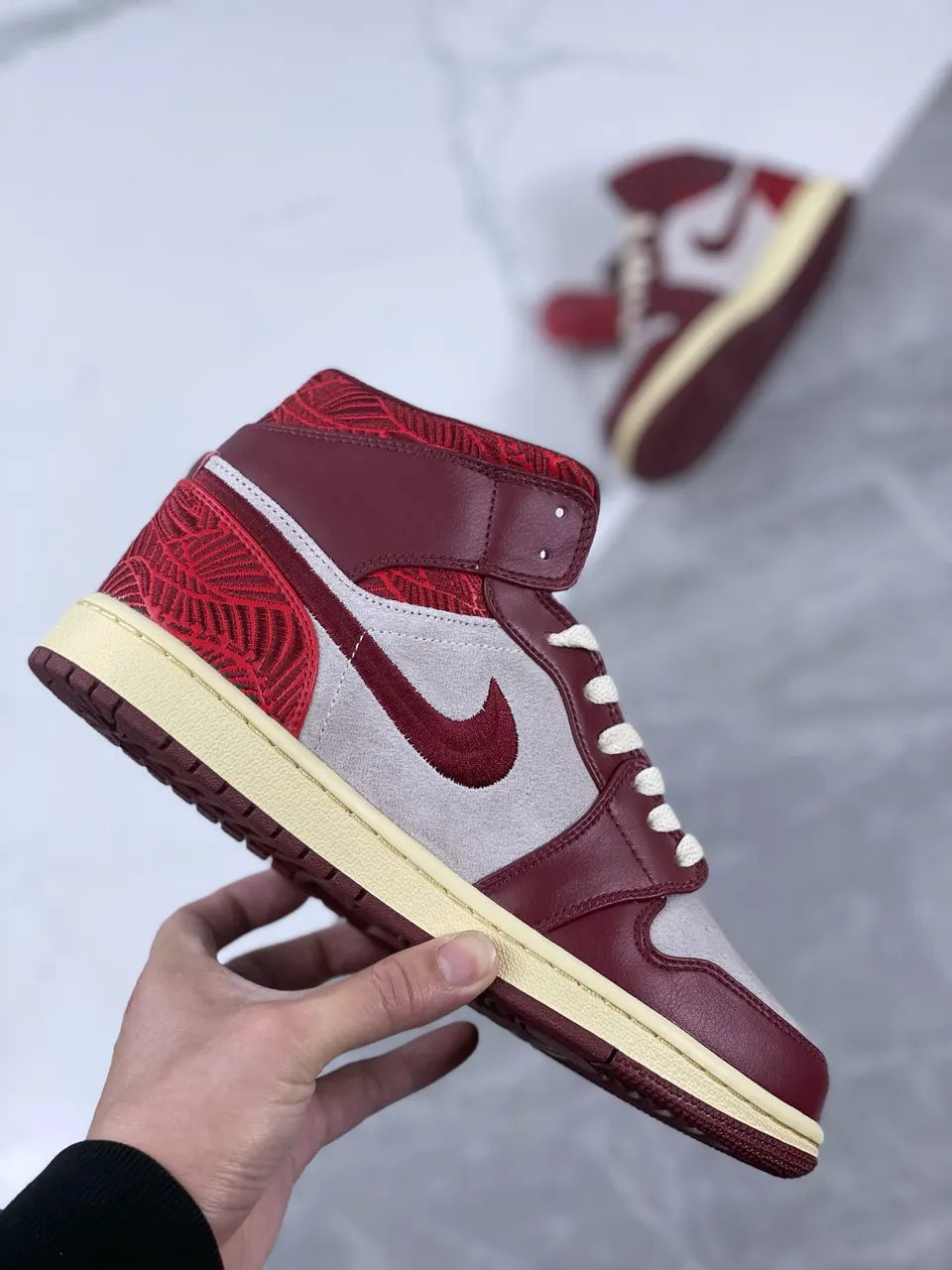suede Air Jordan 1 Mid Bordeaux - Hình 4