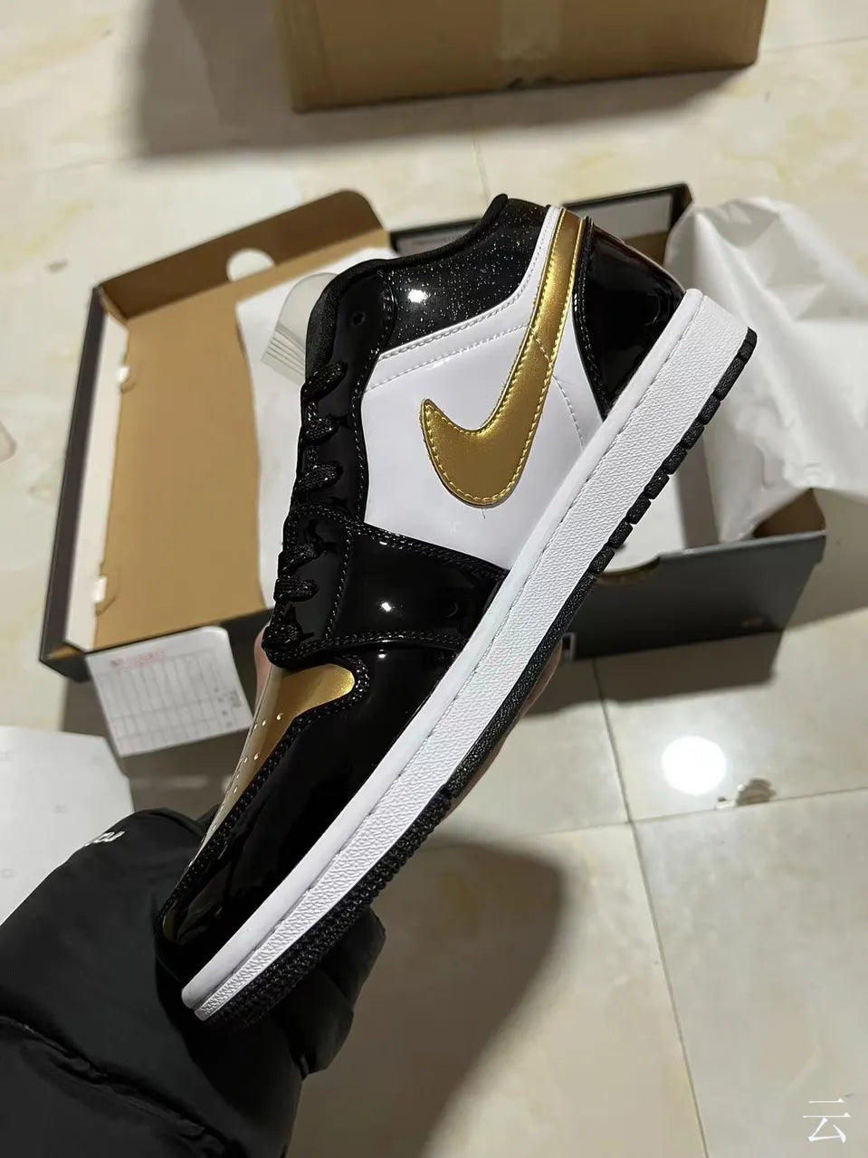 Air Jordan 1 Black Gold Patent Leather - Hình 2