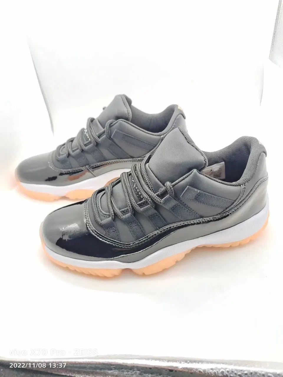 Air Jordan 11 Low Black Gum - Hình 6
