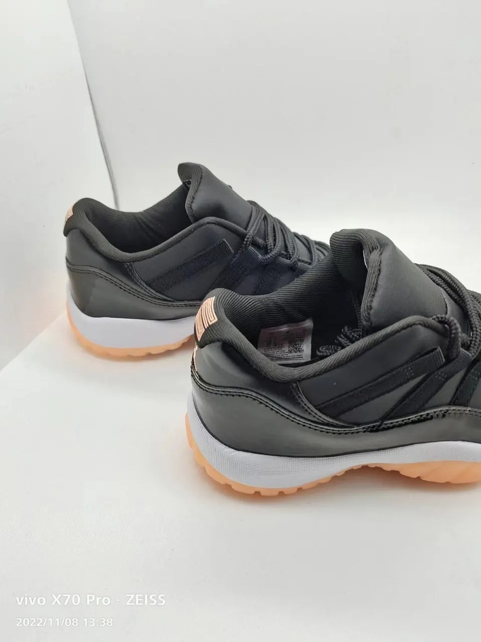 Air Jordan 11 Low Black Gum - Hình 5