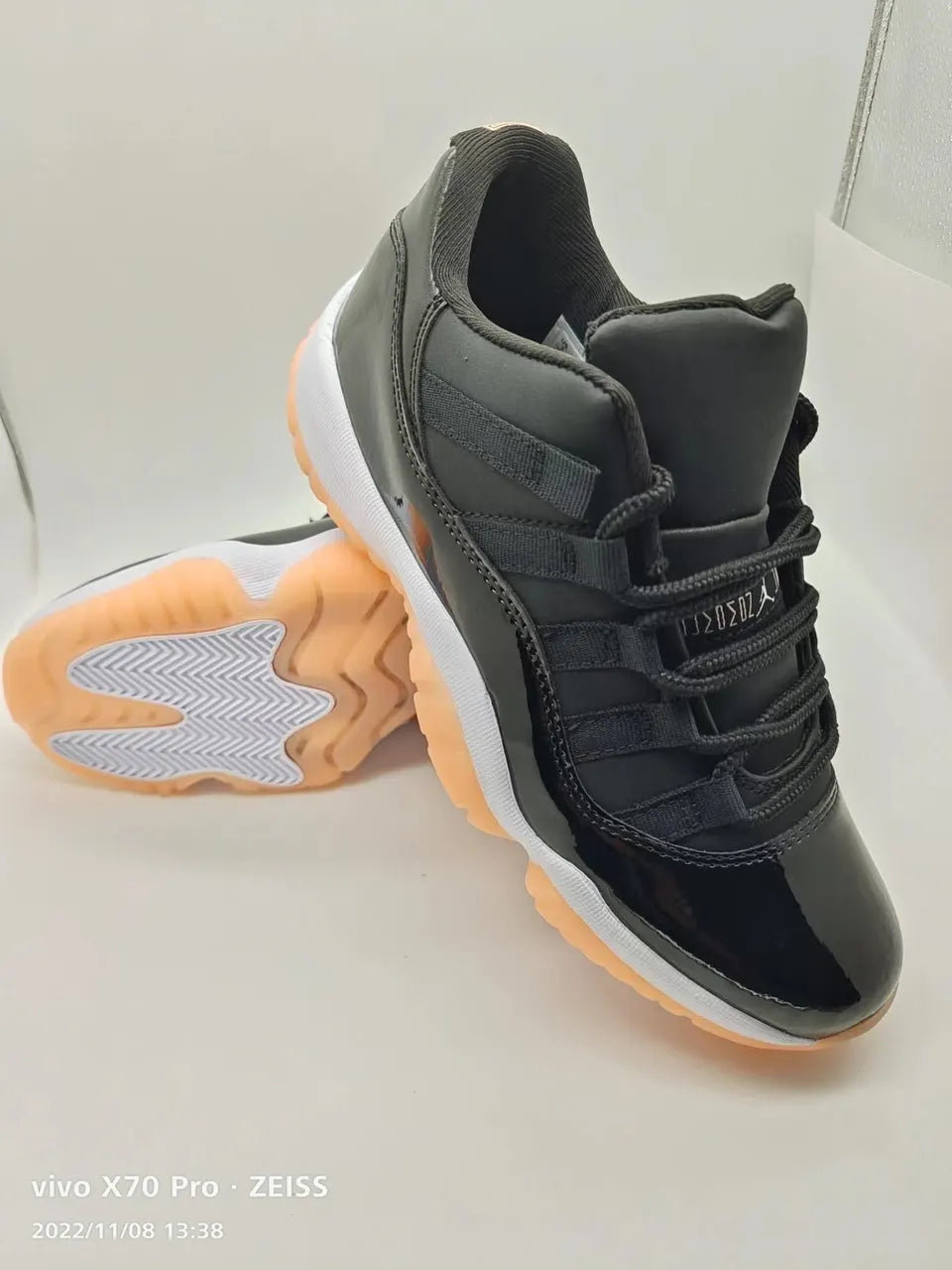 Air Jordan 11 Low Black Gum - Hình 2