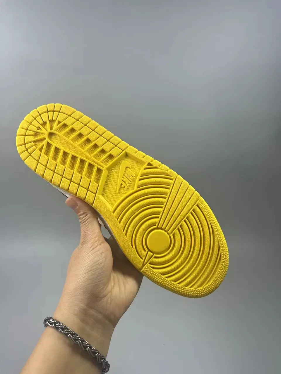 Air Jordan 1 Retro High Taxi Yellow - Hình 2