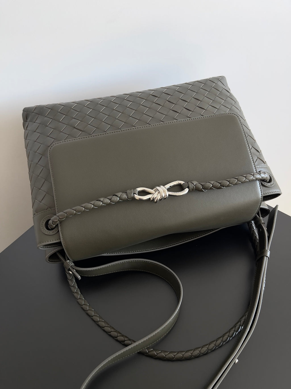 Bottega Veneta 807715 Black Designer Handbag Edition 3 - detail image 6