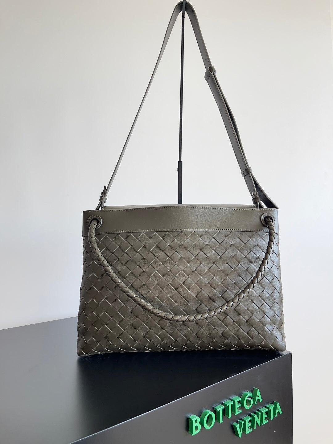 Bottega Veneta 807715 Black Designer Handbag Edition 3 - detail image 3
