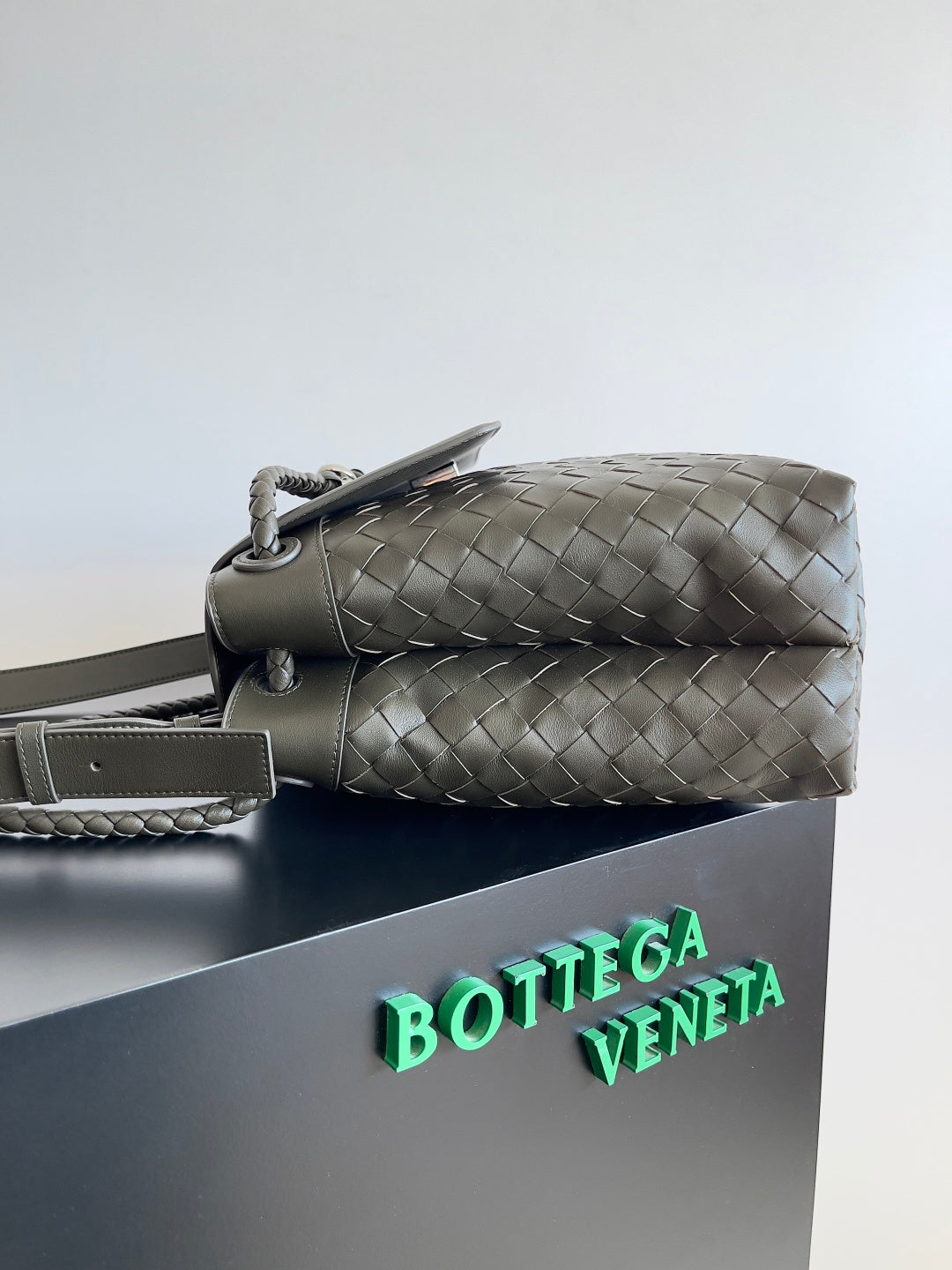 Bottega Veneta 807715 Black Designer Handbag Edition 3 - detail image 2