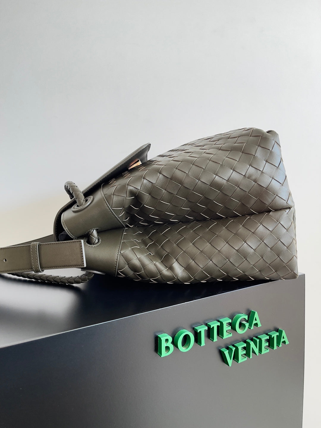 Bottega Veneta 805969 Black Designer Handbag - detail image 2