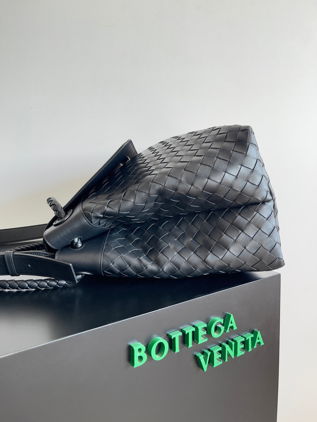 Bottega Veneta 805969 Black Designer Handbag Edition 3 - detail image 2