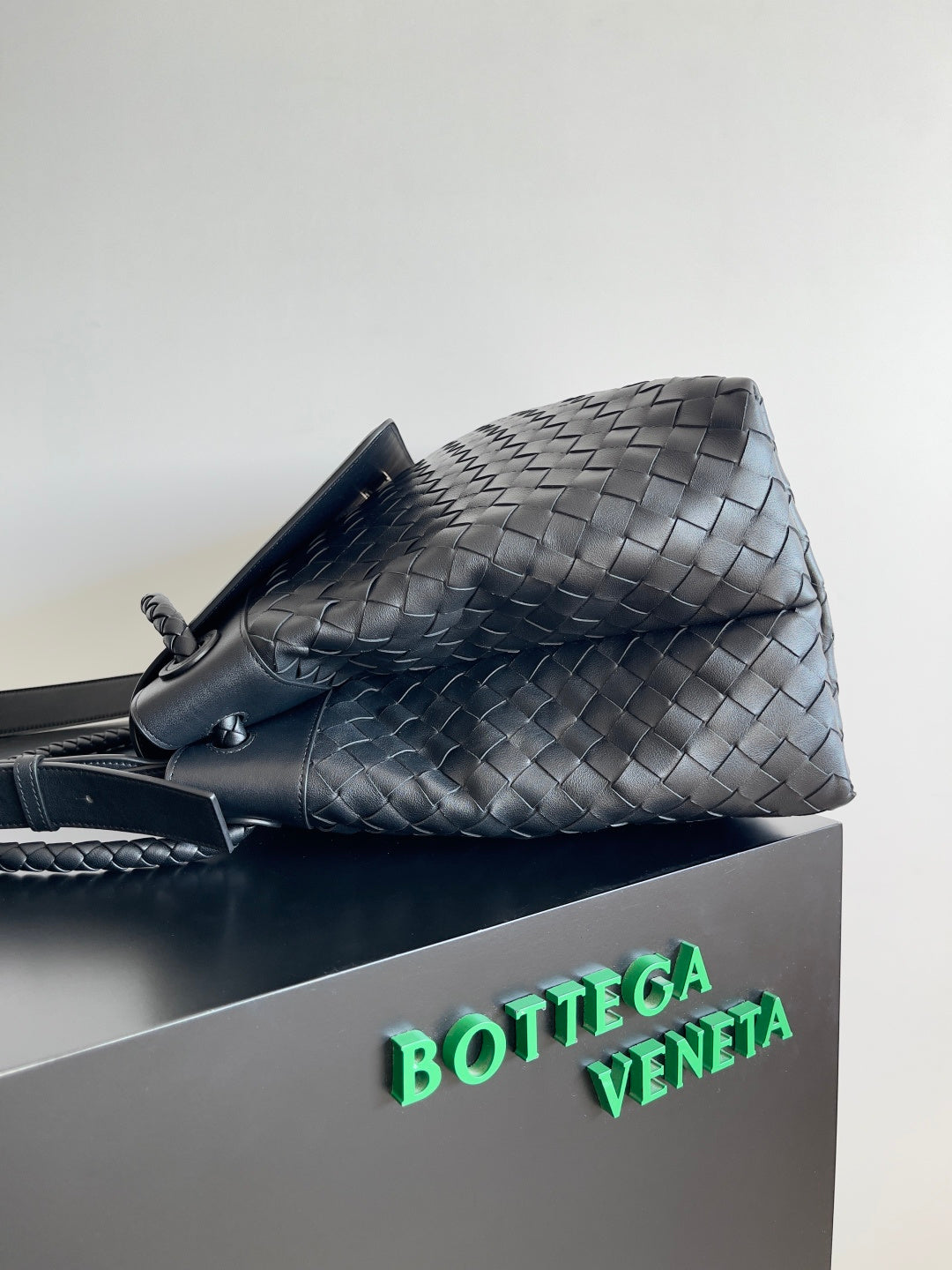 Bottega Veneta 805969 Black Designer Handbag Edition 3 - detail image 2