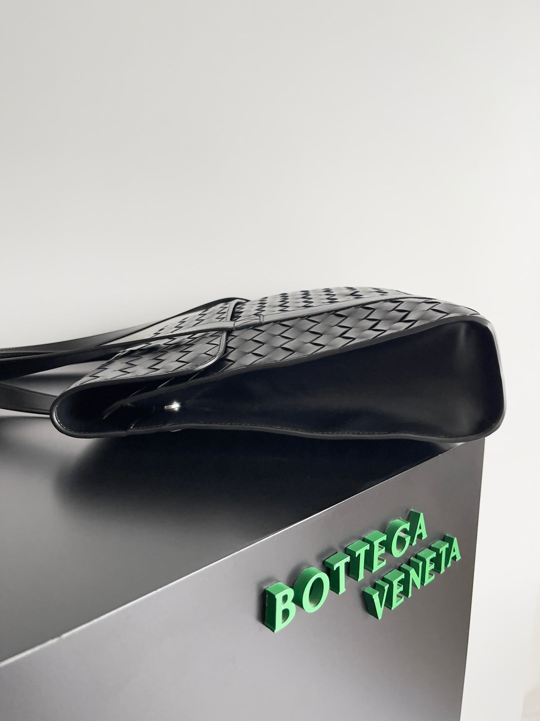 Bottega Veneta 795102 Black Designer Handbag Edition 2 - detail image 2