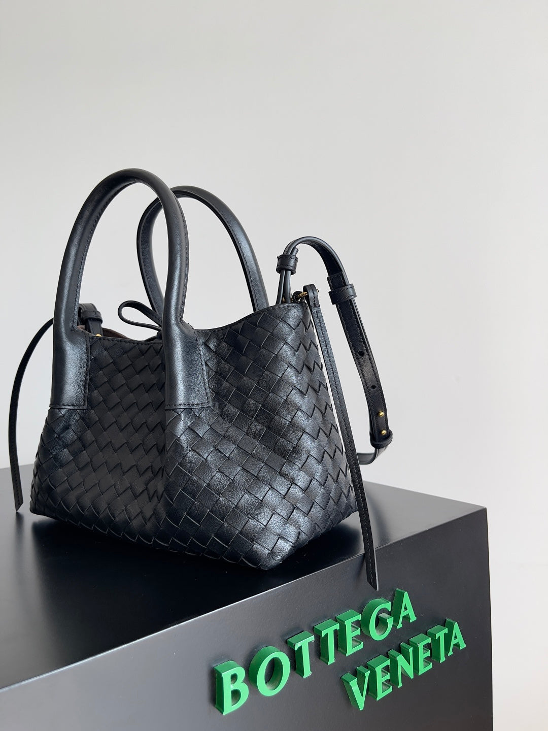 Bottega Veneta 819004 Black Designer Handbag Edition 5 - detail image 2