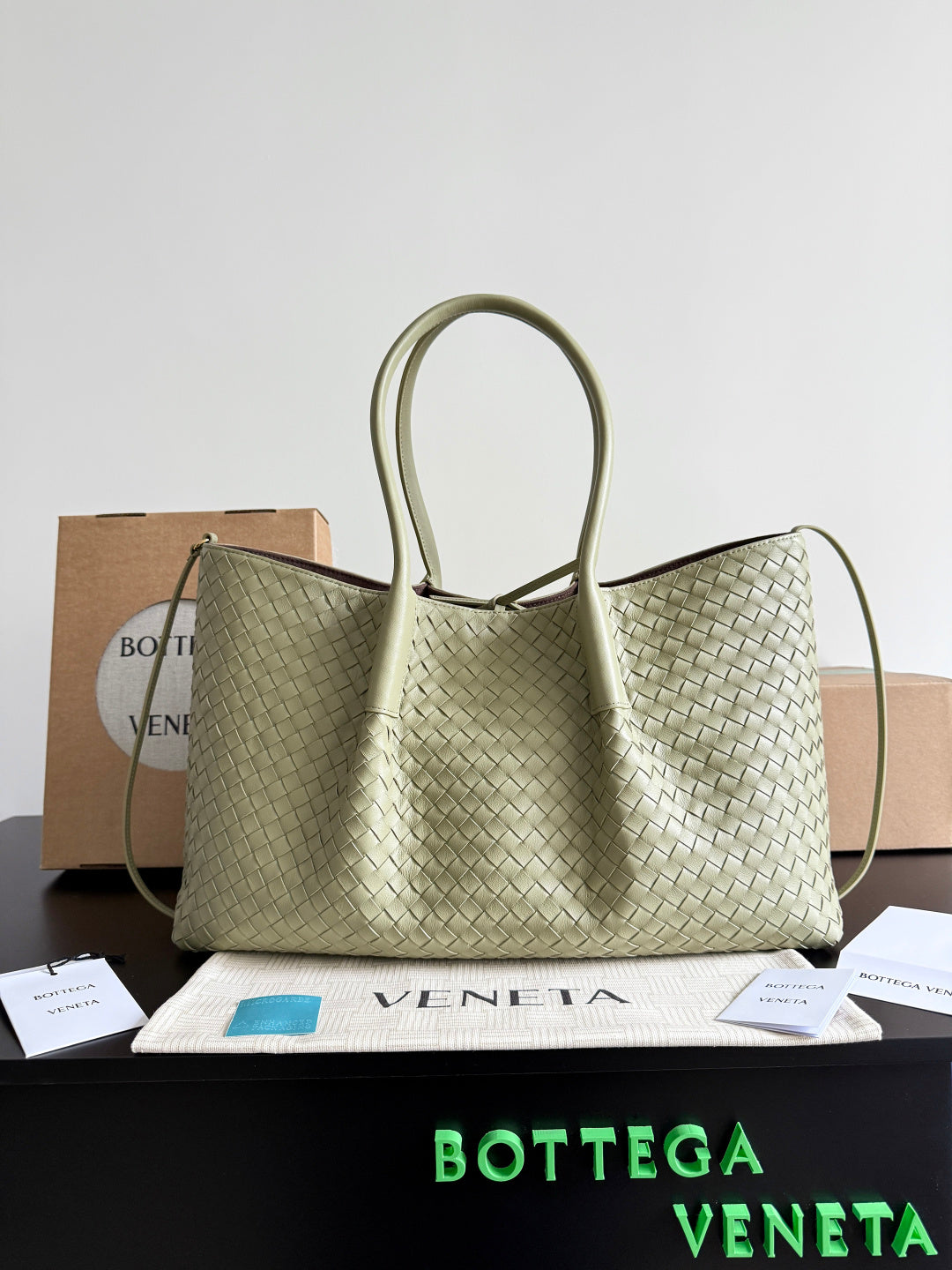 Bottega Veneta Brown Designer Handbag Edition 76
