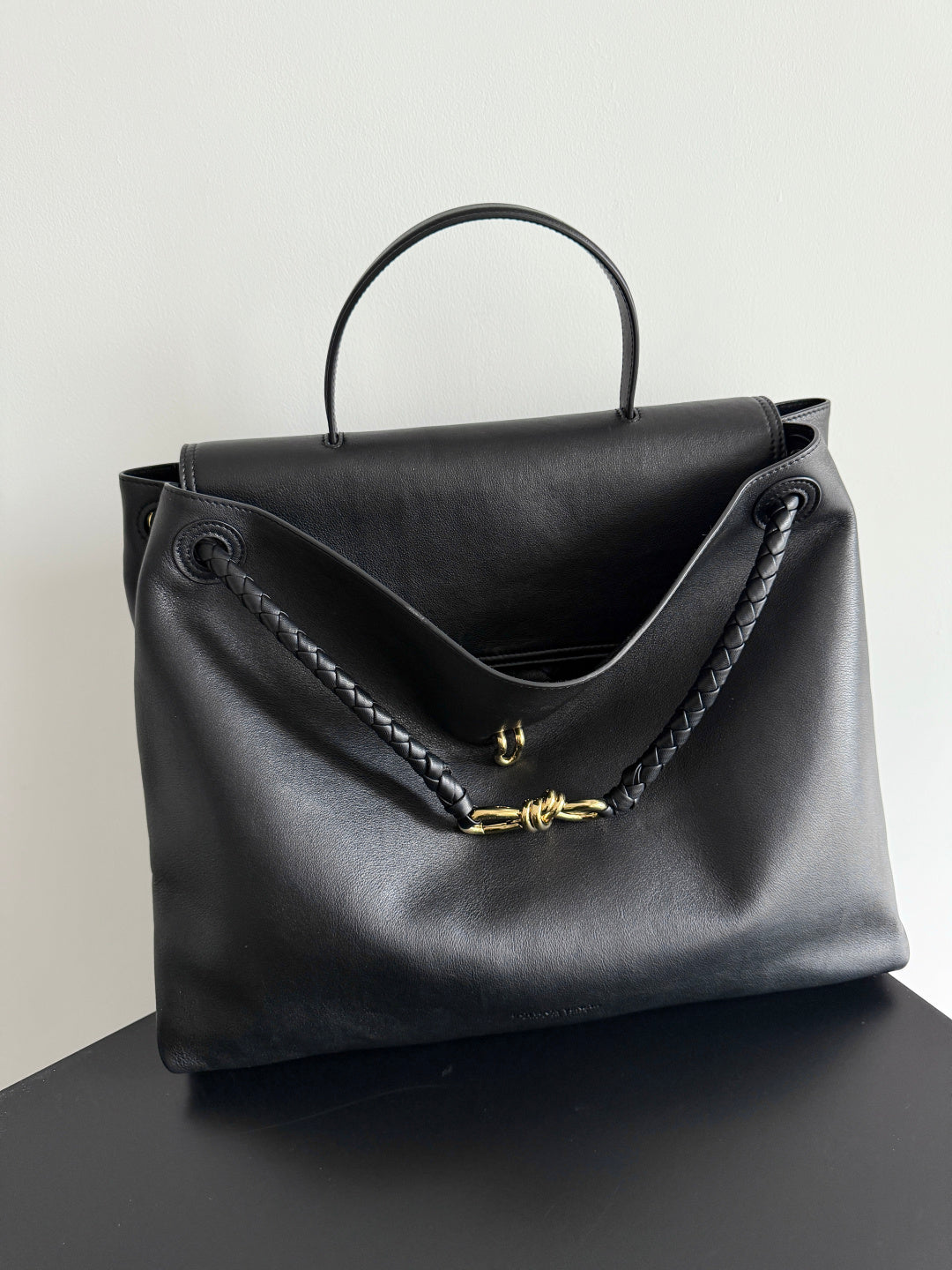 Bottega Veneta Black Designer Handbag Edition 835 - detail image 2