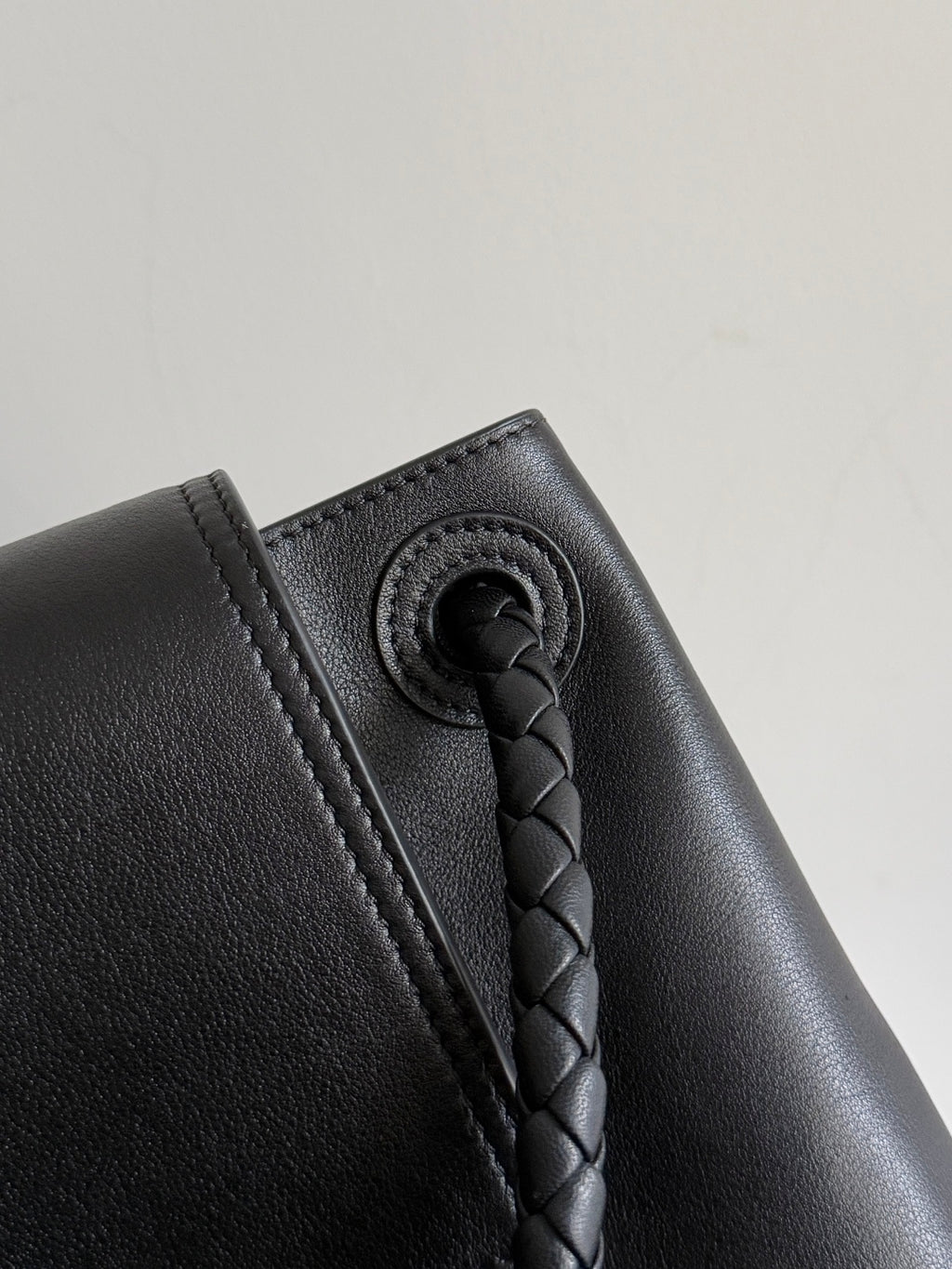 Bottega Veneta Black Designer Handbag Edition 835 - detail image 5