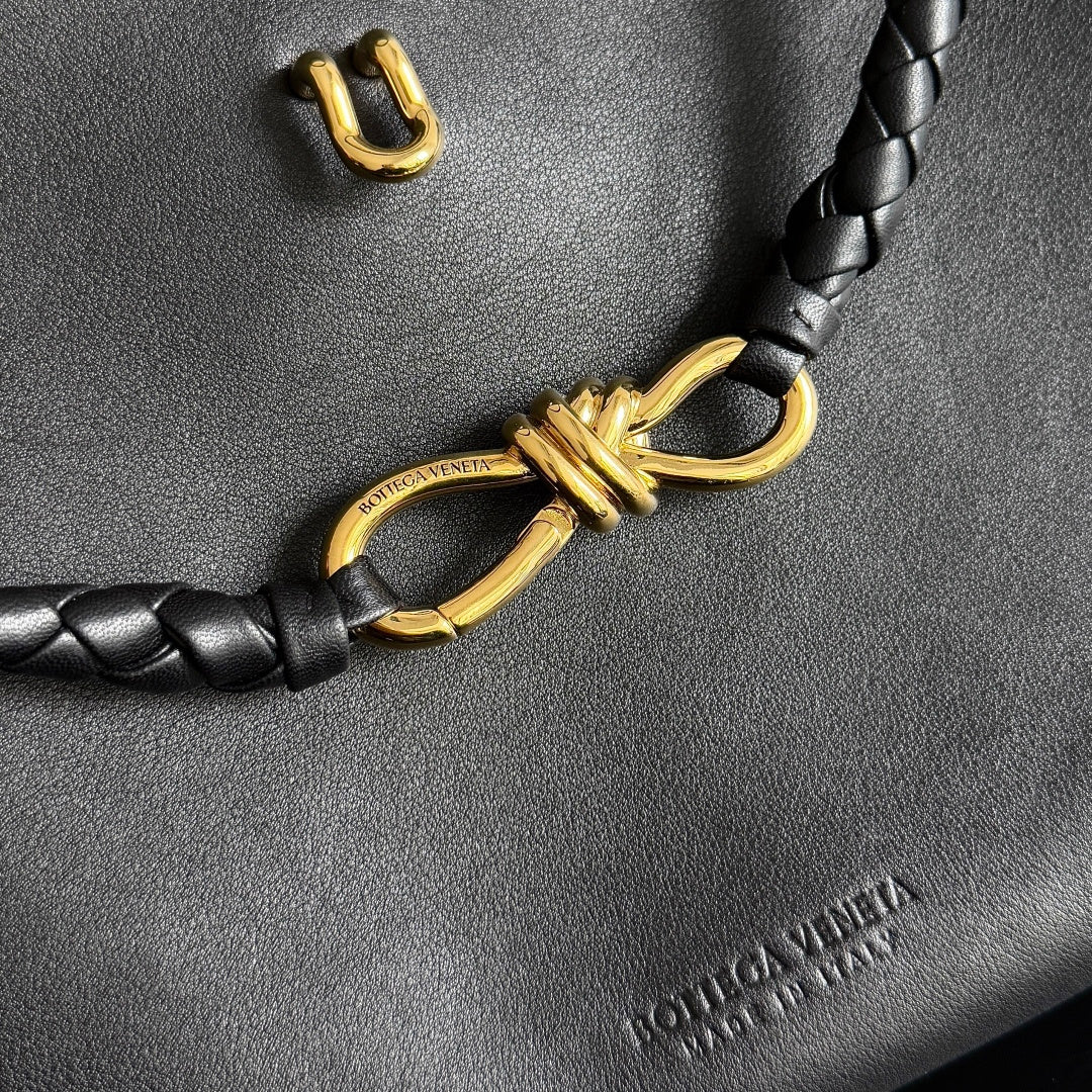 Bottega Veneta Black Designer Handbag Edition 805 - detail image 3