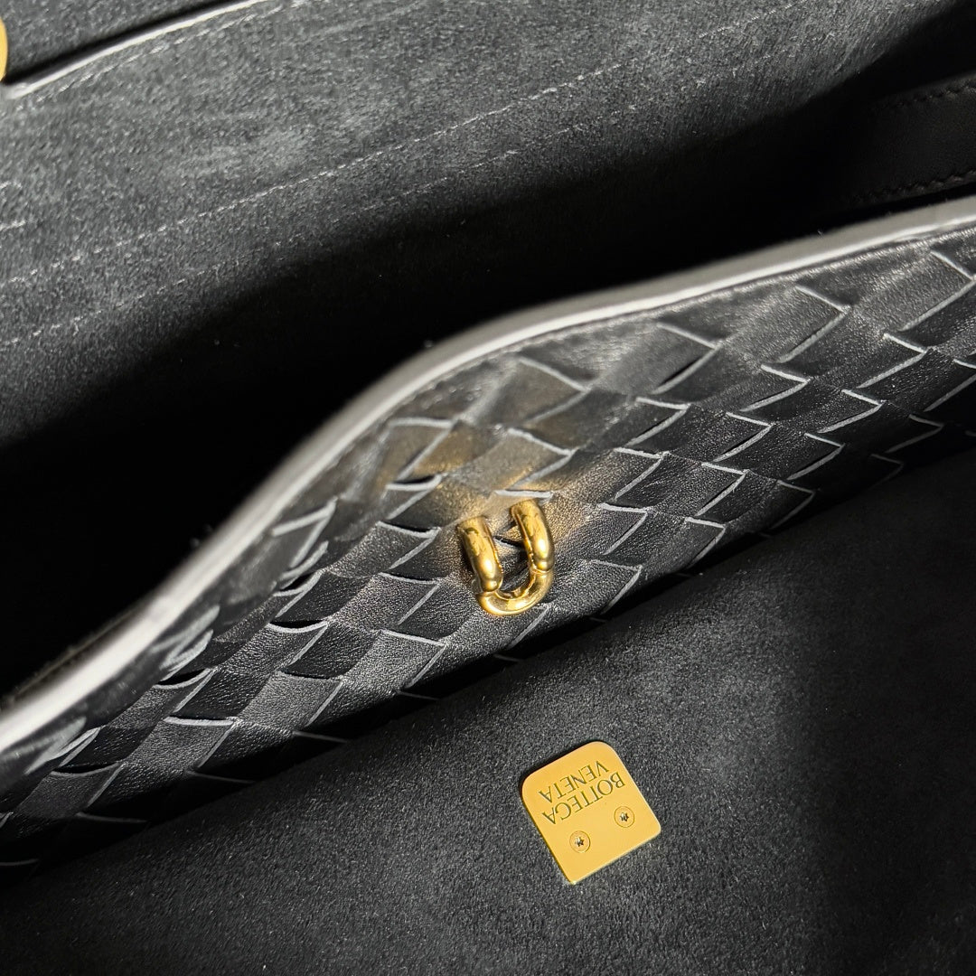 Bottega Veneta Black Designer Handbag Edition 805 - detail image 4