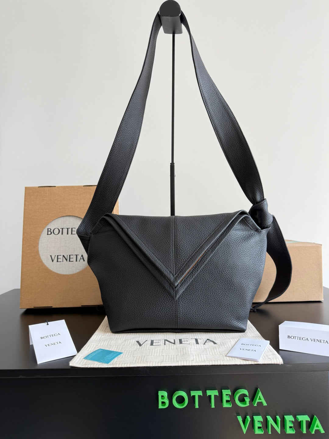Bottega Veneta Black Designer Handbag Edition 364