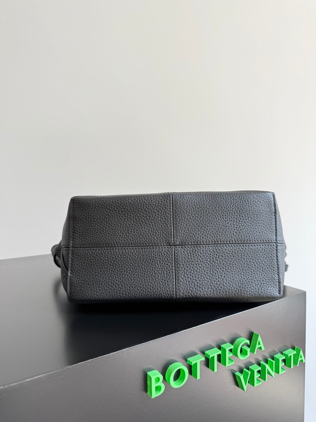 Bottega Veneta 815807 Black Designer Handbag - detail image 2
