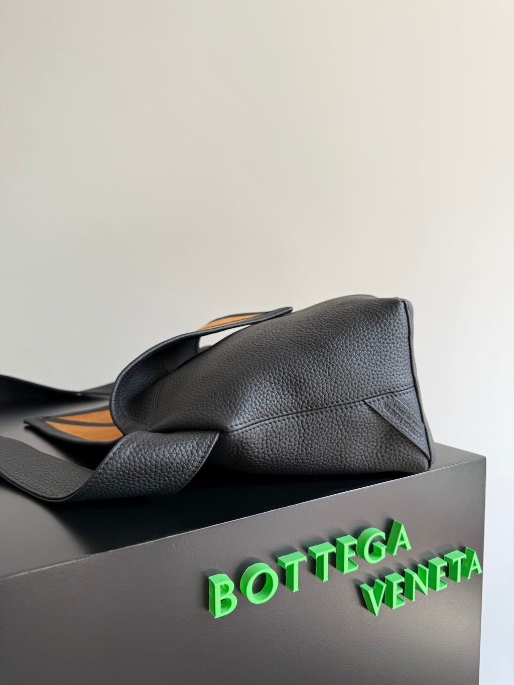 Bottega Veneta 815807 Black Designer Handbag - detail image 4