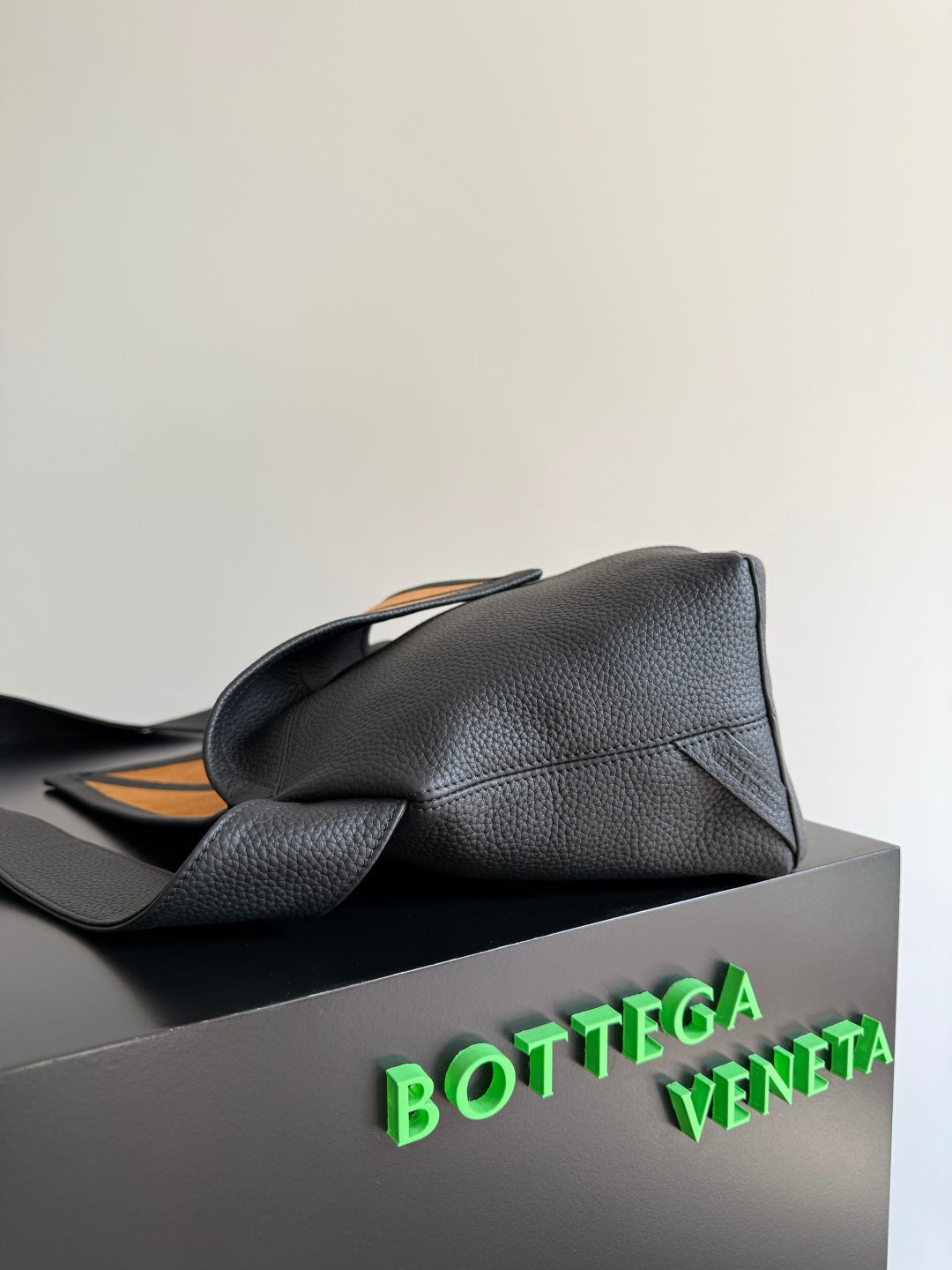 Bottega Veneta 815807 Black Designer Handbag - detail image 4