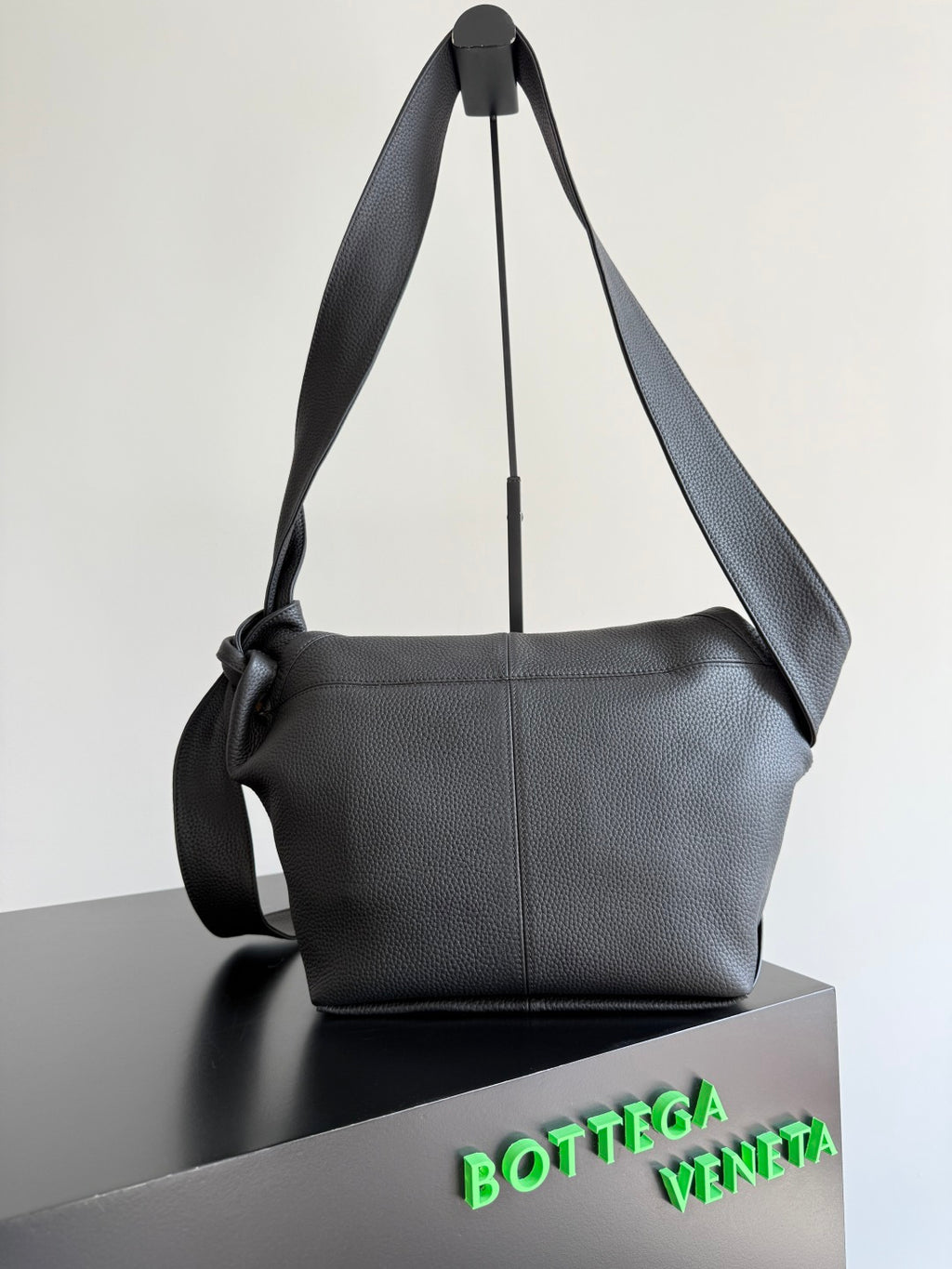 Bottega Veneta 815807 Black Designer Handbag - detail image 3