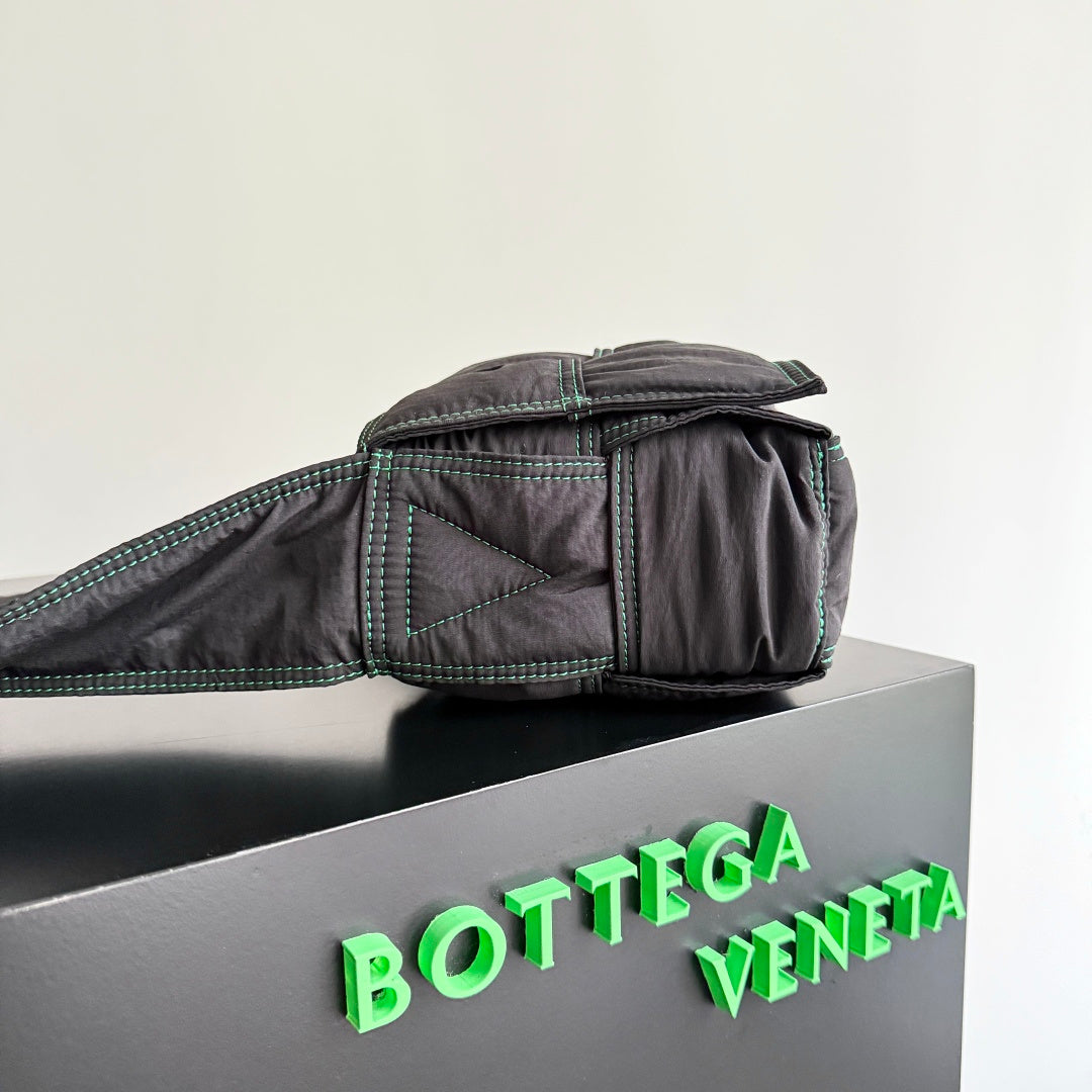 Bottega Veneta 795675 Black Designer Handbag - detail image 3