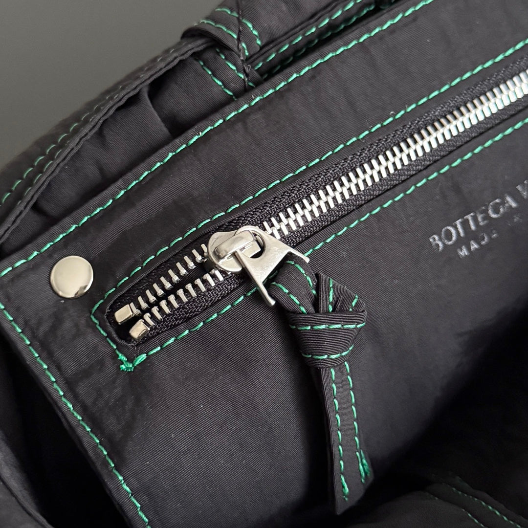 Bottega Veneta 795675 Black Designer Handbag - detail image 6