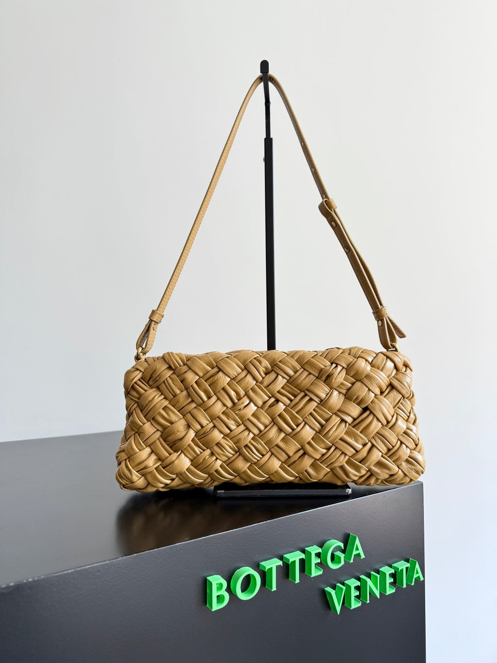 Bottega Veneta 785780 Black & Rose Gold Designer Handbag