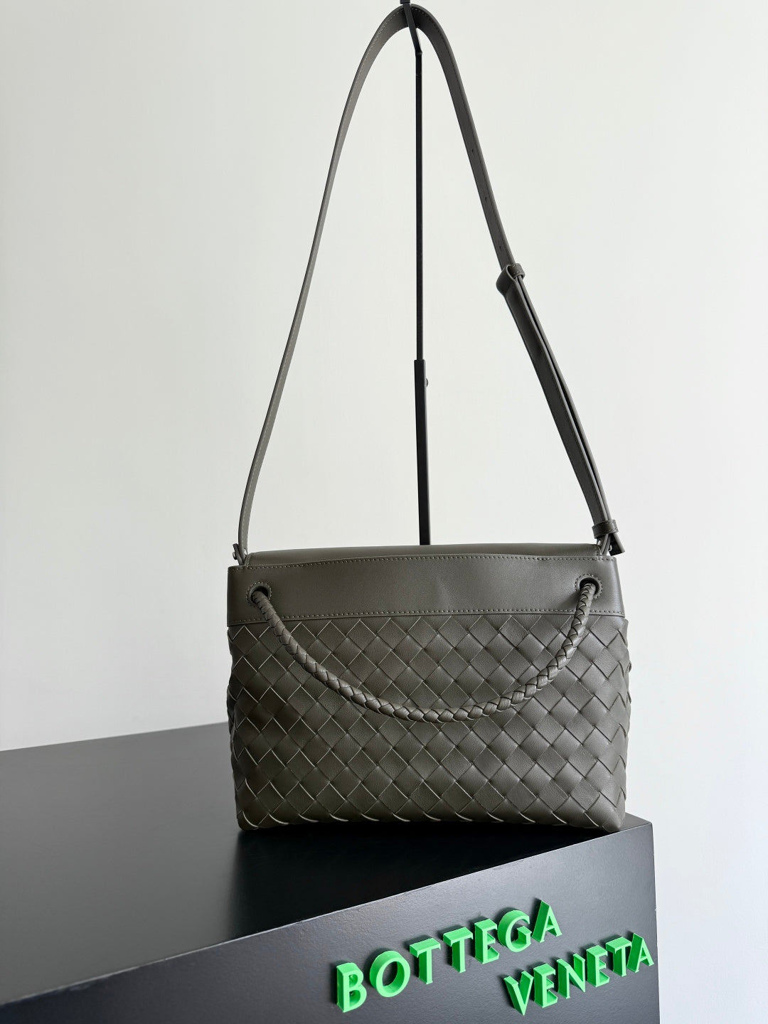 Bottega Veneta 815781 Black Designer Handbag Edition 3 - detail image 2