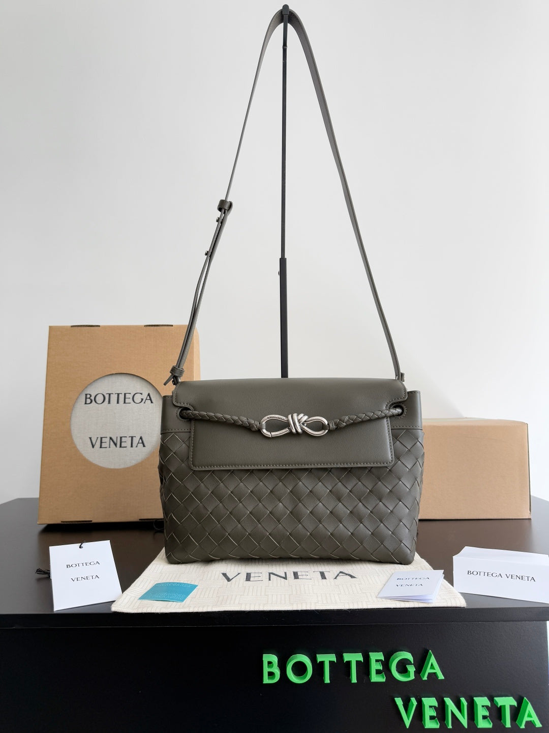 Bottega Veneta Black Designer Handbag Edition 809