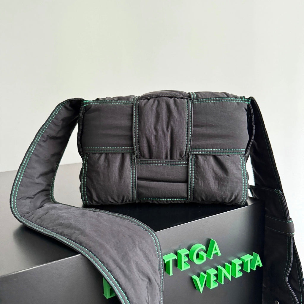 Bottega Veneta 795675 Black Designer Handbag - detail image 2
