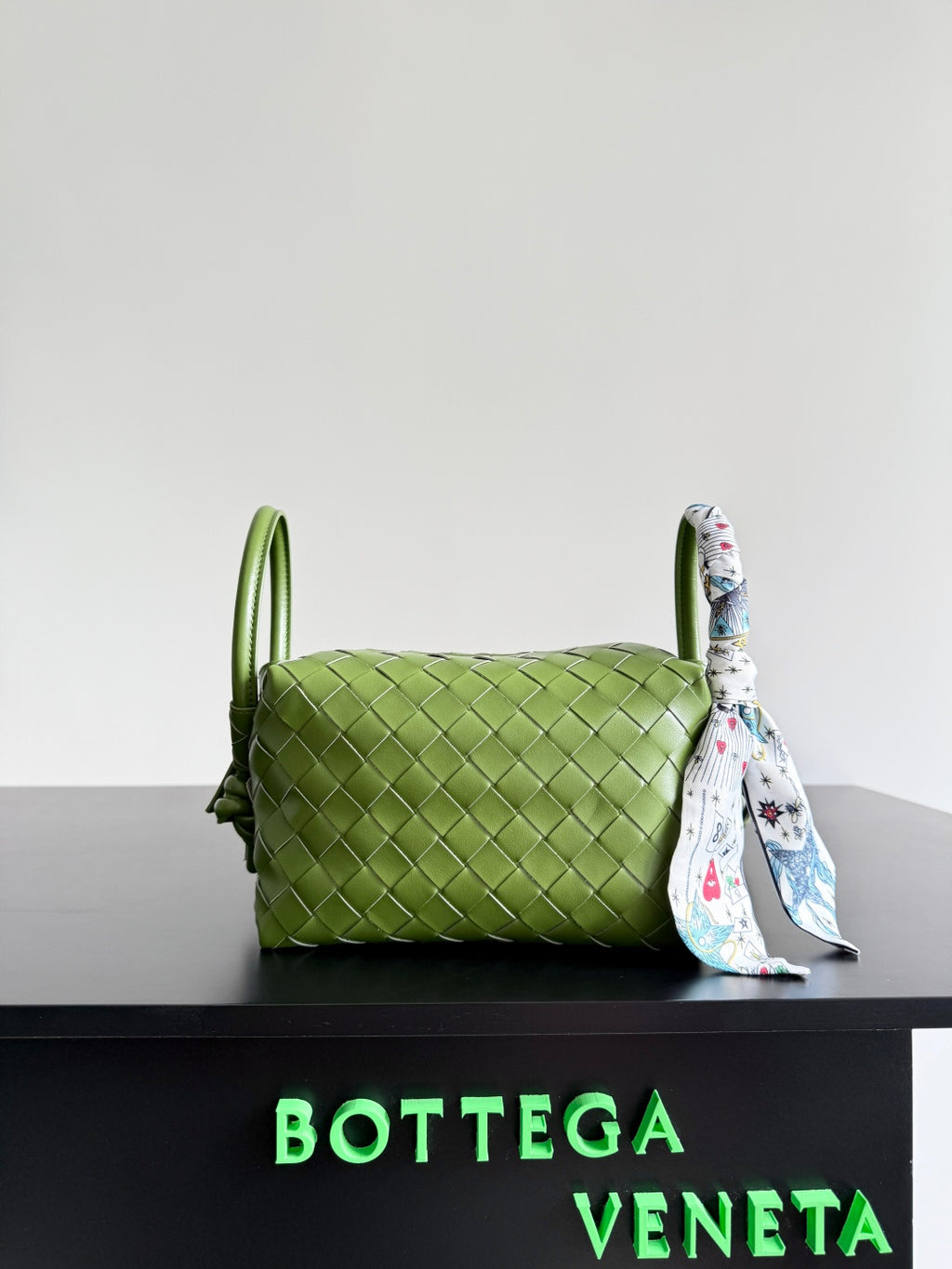 Bottega Veneta Black & Green Designer Handbag Edition 8 - detail image 3
