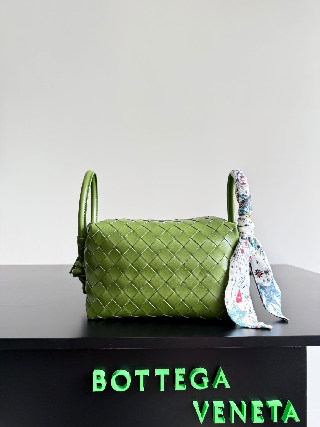 Bottega Veneta Black & Green Designer Handbag Edition 8 - detail image 3