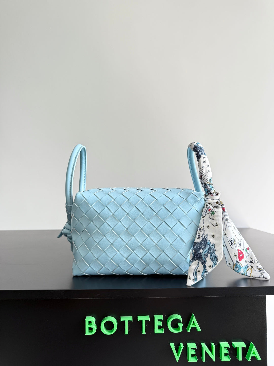 Bottega Veneta Black Designer Handbag Edition 709 - detail image 3