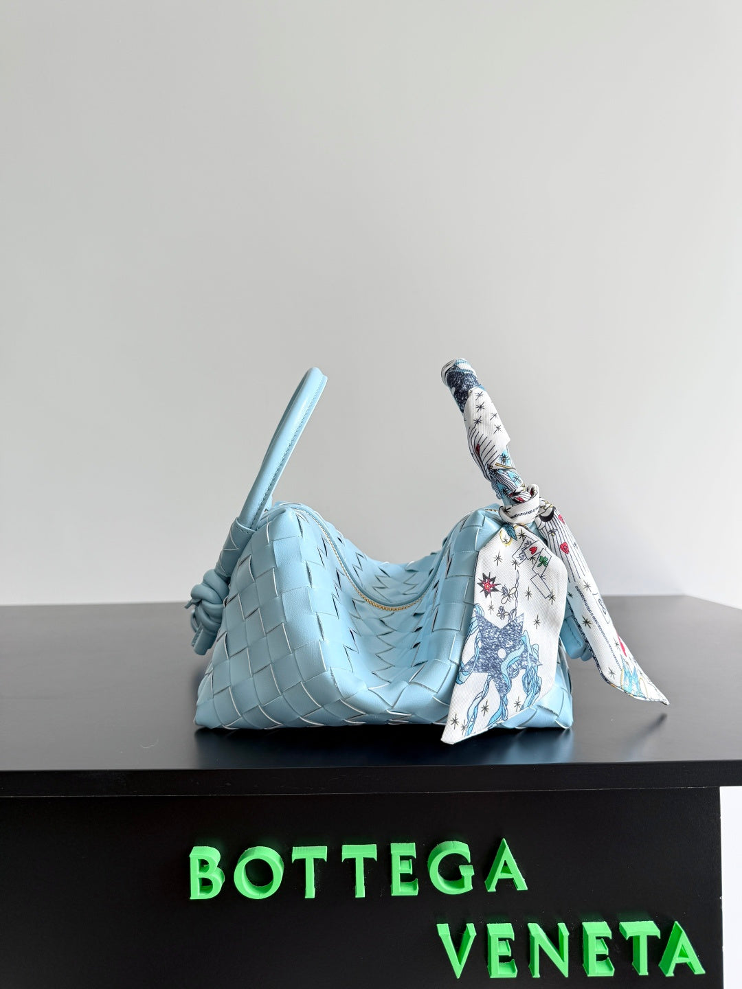 Bottega Veneta Black Designer Handbag Edition 709 - detail image 4