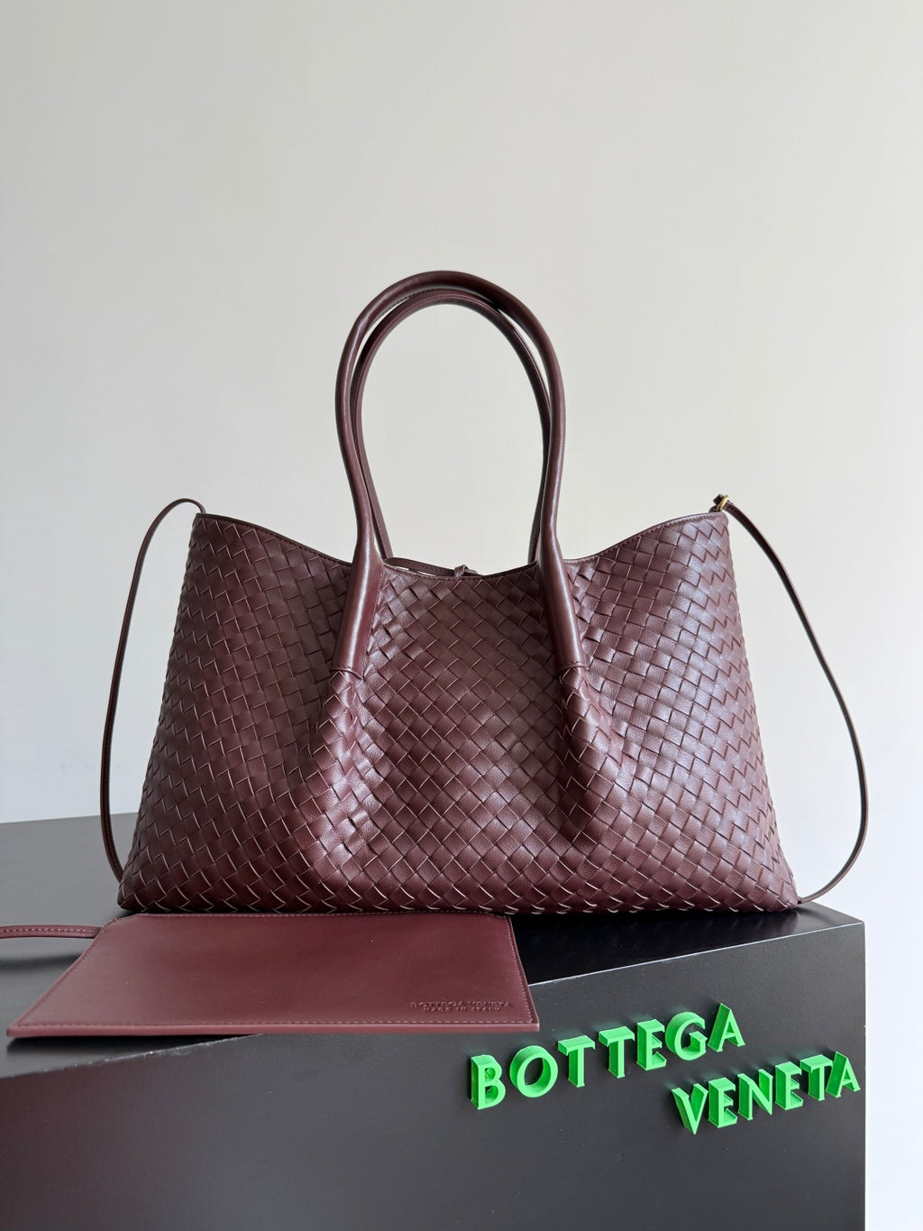 Bottega Veneta 817166 Black & Red Designer Handbag