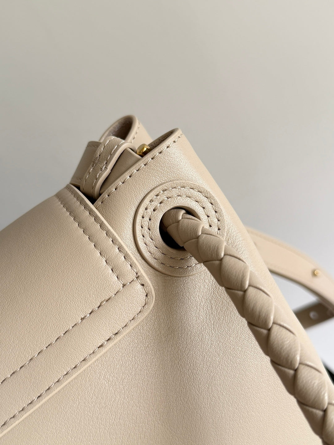 Bottega Veneta Black Designer Handbag Edition 721 - detail image 3