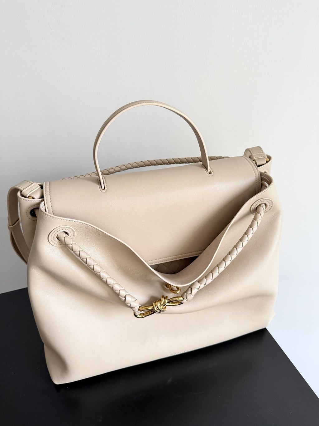 Bottega Veneta Black Designer Handbag Edition 721 - detail image 2
