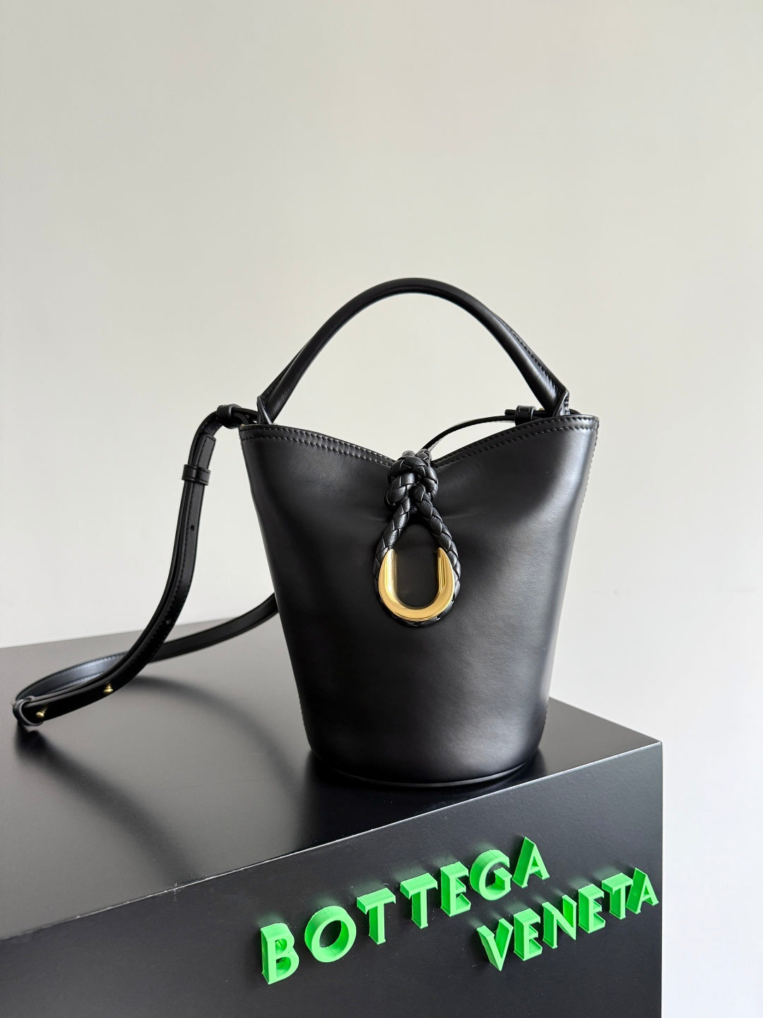 Bottega Veneta 815244 Black Bucket Bag Edition 2