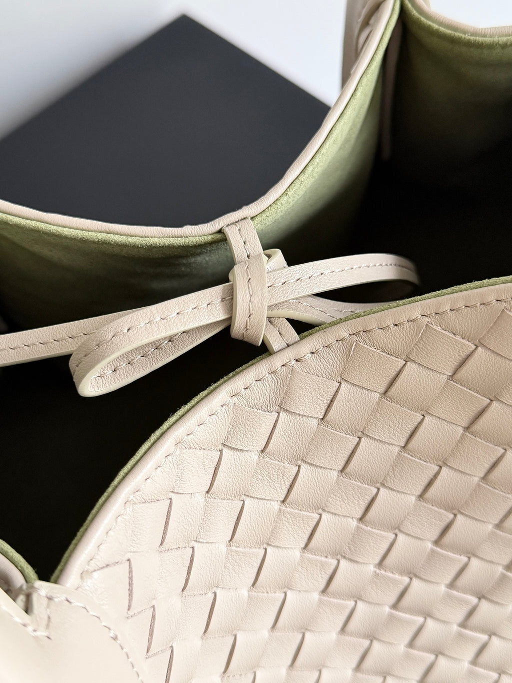 Bottega Veneta 817166 Black Designer Handbag Edition 4 - detail image 6