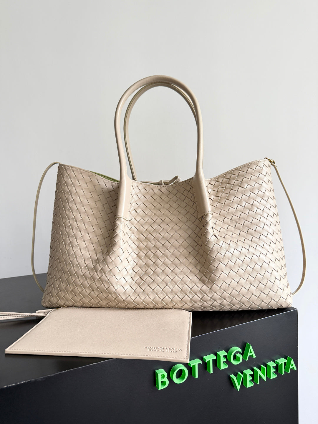 Bottega Veneta 817166 Black Designer Handbag Edition 4