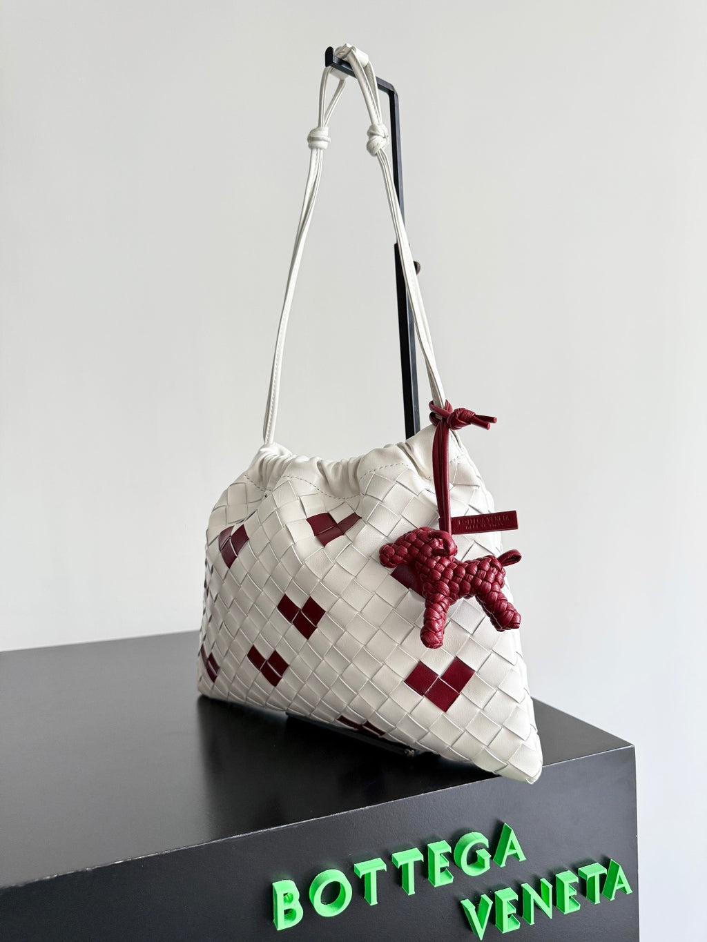 Bottega Veneta Black Designer Handbag Edition 754 - detail image 2