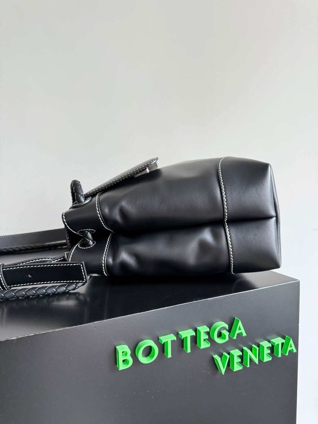 Bottega Veneta 807715 Black Designer Handbag - detail image 2