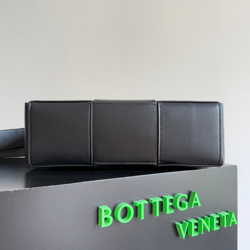 Bottega Veneta 731165 Black Designer Handbag - detail image 3