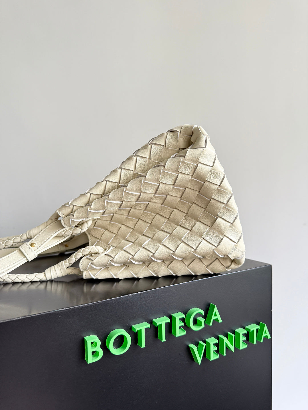 Bottega Veneta 835921 Black Designer Handbag Edition 8 - detail image 3