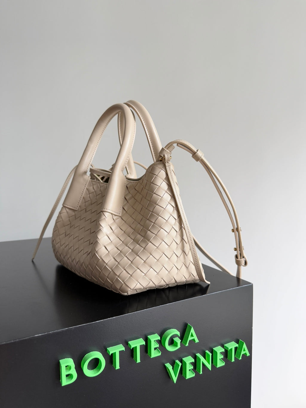 Bottega Veneta 819004 Black Designer Handbag Edition 3 - detail image 2
