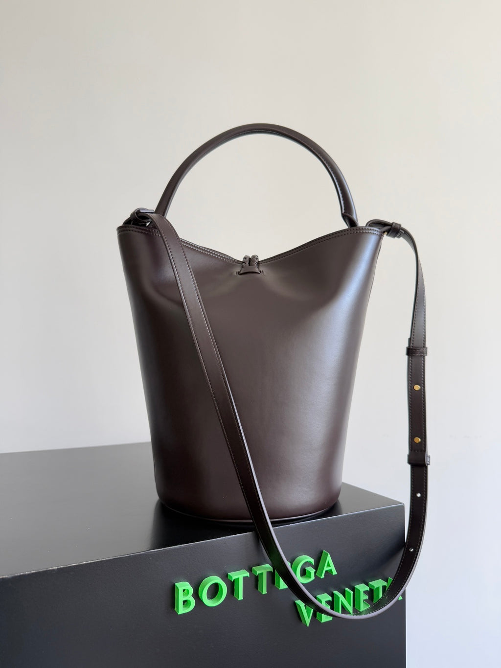 Bottega Veneta 806038 Black Bucket Bag Edition 3 - detail image 3