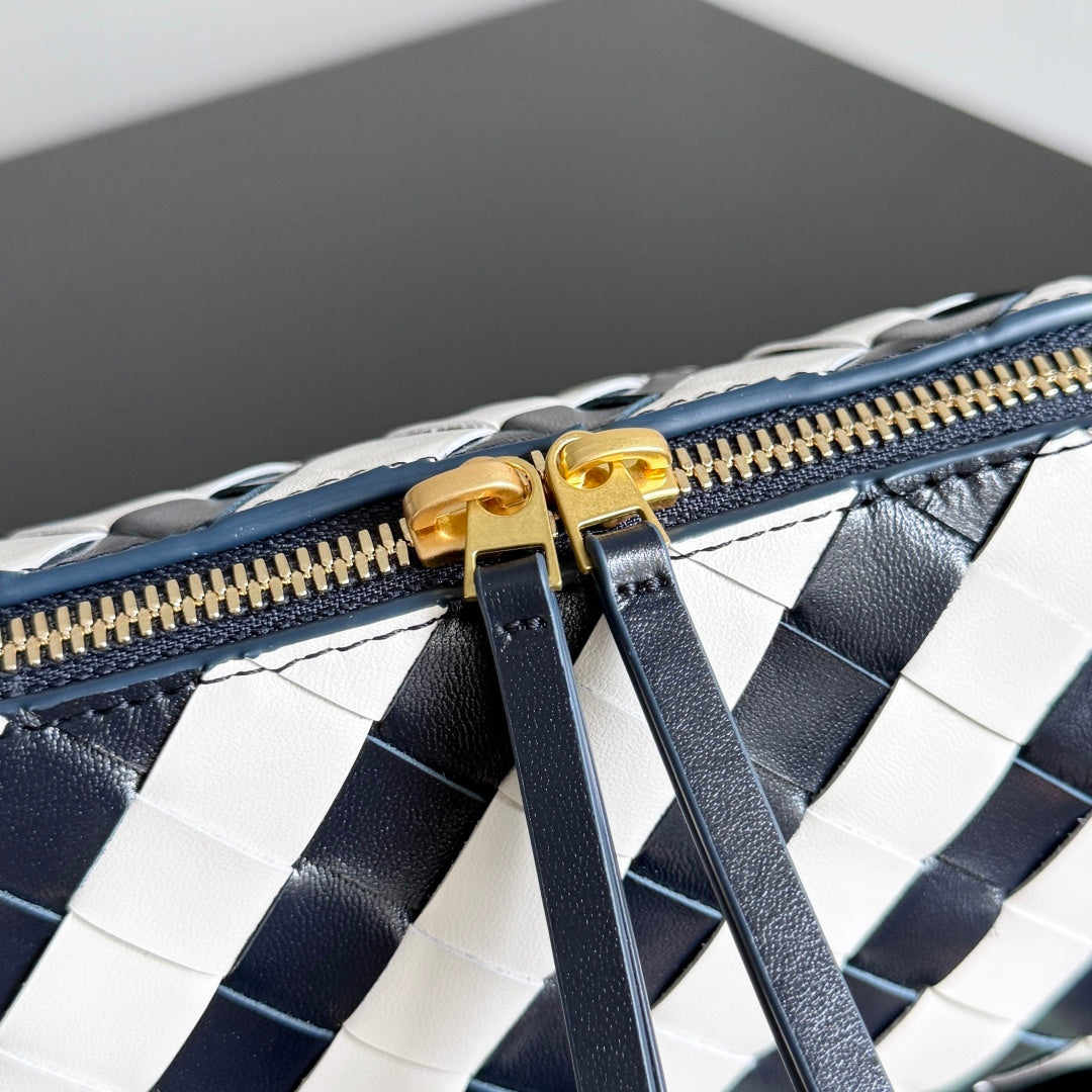 Bottega Veneta 794258 Black Pouch Bag Edition 3 - detail image 4