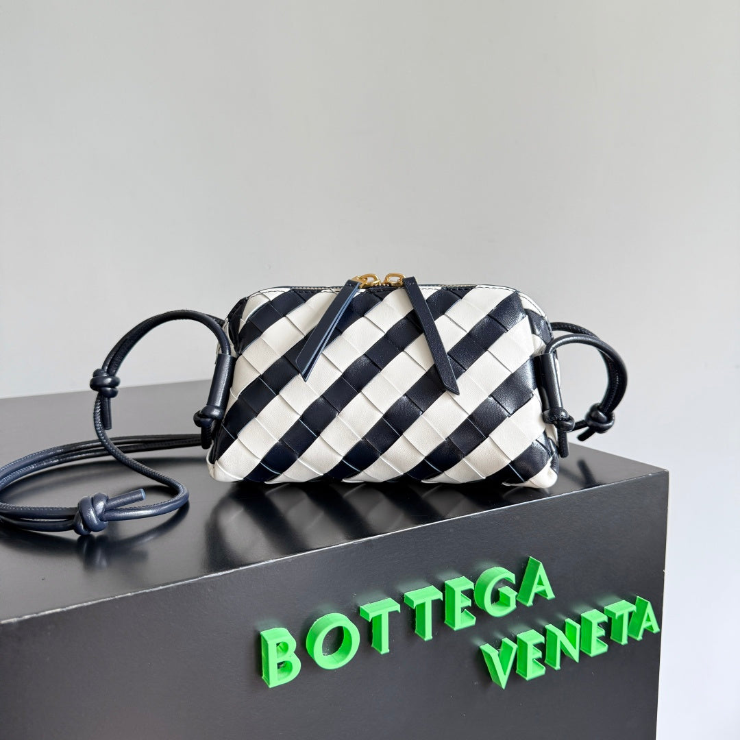 Bottega Veneta 794258 Black Pouch Bag Edition 3
