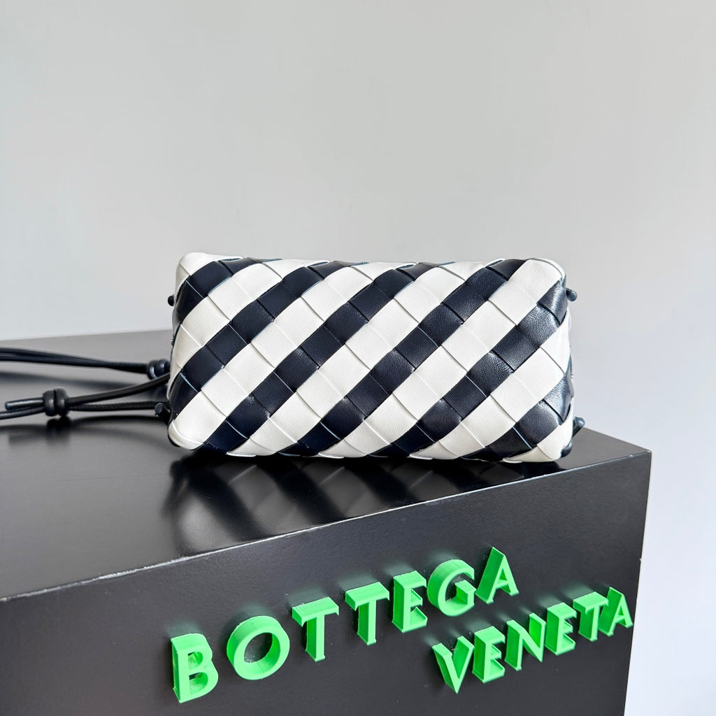 Bottega Veneta 794258 Black Pouch Bag Edition 3 - detail image 3